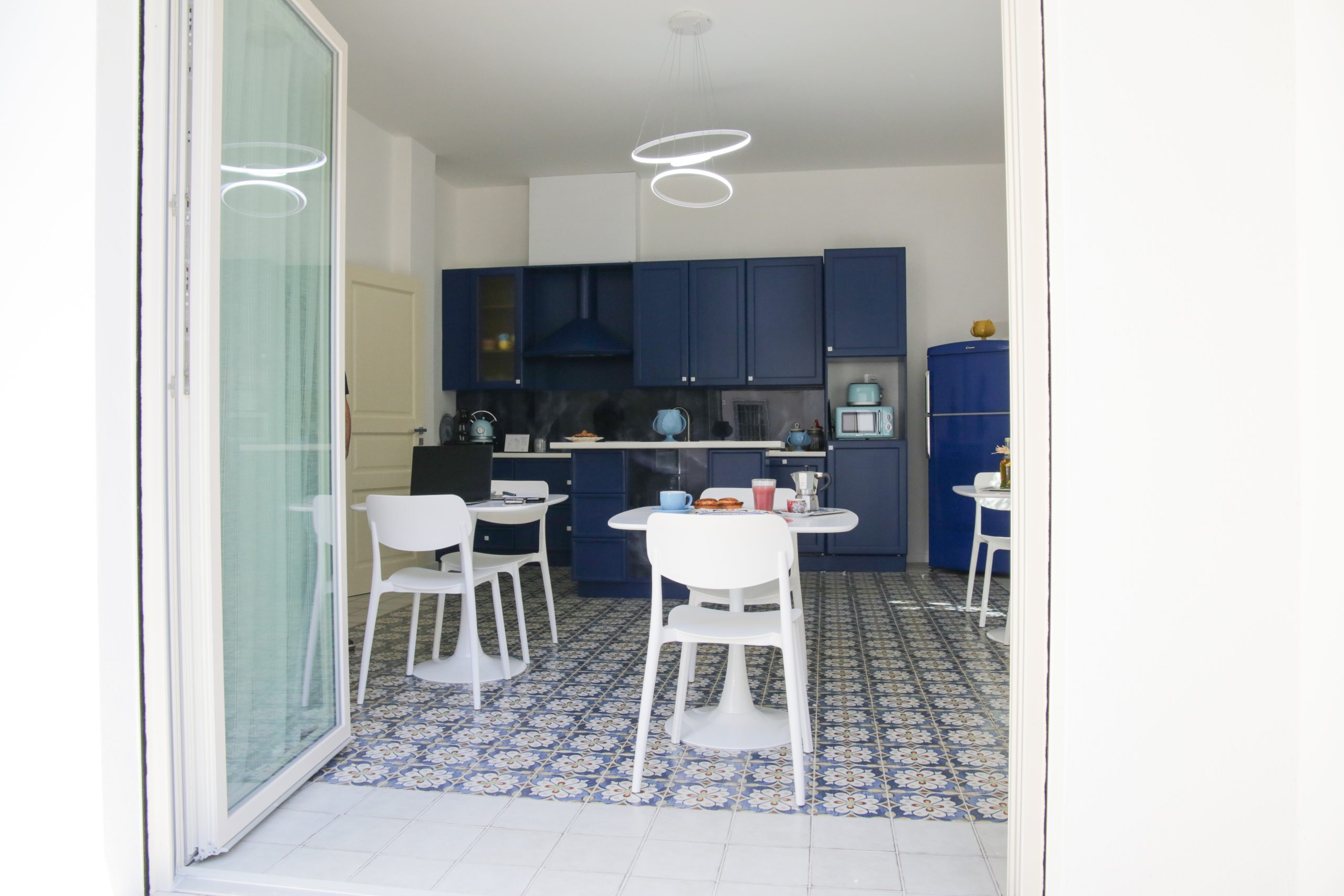 Zona comune con tavolo da pranzo e cucina